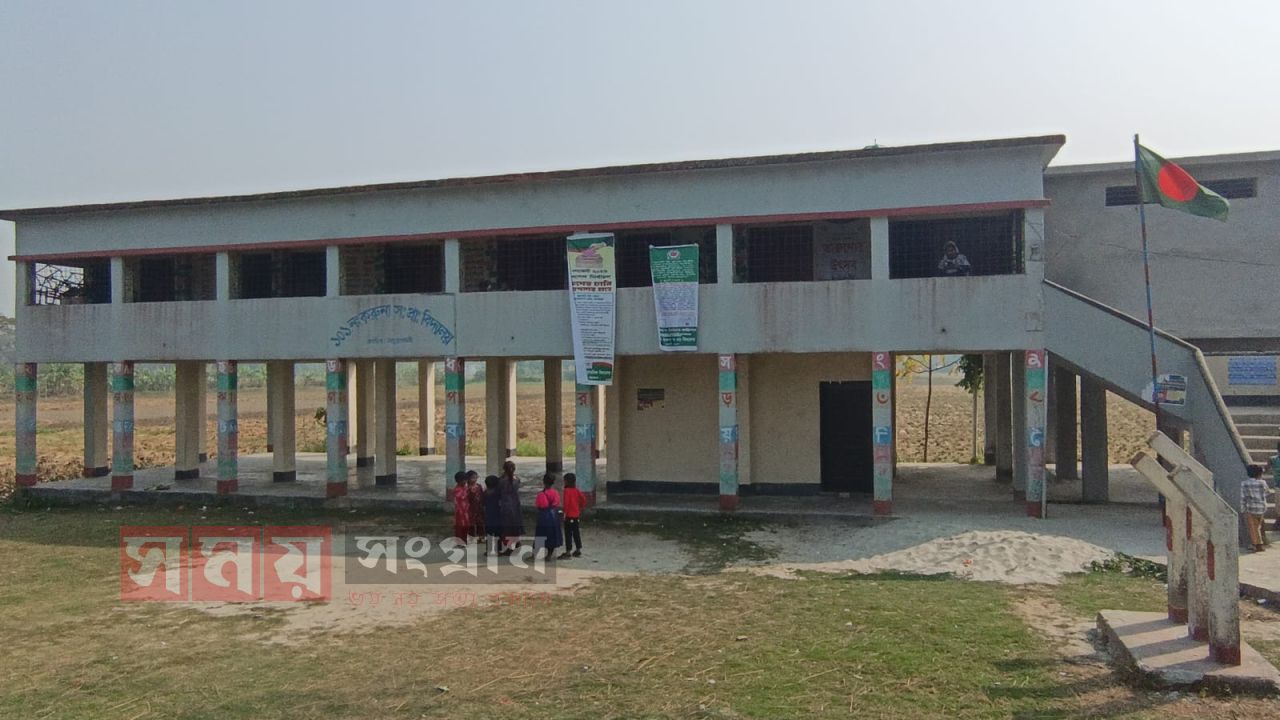 বেতাগীতে প্রাথমিক বিদ্যালয় ও চোরের হাত থেকে রেহাই পেলনা।   মোঃ সোহেল রানা  বেতাগী    বরগুনা জেলার বেতাগী উপজেলার হোসনাবাদ ইউনিয়নের ১০১ নং সাঃ প্রাঃ বিদ্যালয়ে রুম ভাঙ্গা পরে বিদ্যালের নানা জরুরি জিনিস পত্র নিয়ে যায় এবং এর পরে অনেক আসবাপত্র ভাংচুর ।   ২৮.০১.২৬ ইং তারিখ রোজ মঙ্গলবার দিবাগত রাতে আনুমানিক ২ টা দিকে এই ঘটনাটি ঘটে।   প্রধান শিক্ষক জানান,  প্রতিদিনের মত বিদ্যালয় বন্ধ দিয়ে আমি সকল কাজ করে বিদ্যালয়ের সকল রুমের তালা দেয়া কিনা চেক করে আমি বাড়িতে চলে যাই ।  সকালে এসে সব কিছু ভাঙ্গা দেখে উপজেলা শিক্ষা অফিসার মহোদয় কে জানাই এবং আমি তার সাথে দেখা করতে যাবো ।   উপজেলা প্রাথমিক শিক্ষা অফিসার জানান ,  আমরা বিষয়টা শুনে ঘটনা স্থান যাই এবং আমরা আইন অনুযায়ী ব্যবস্থায় গ্রহণ করছি ।