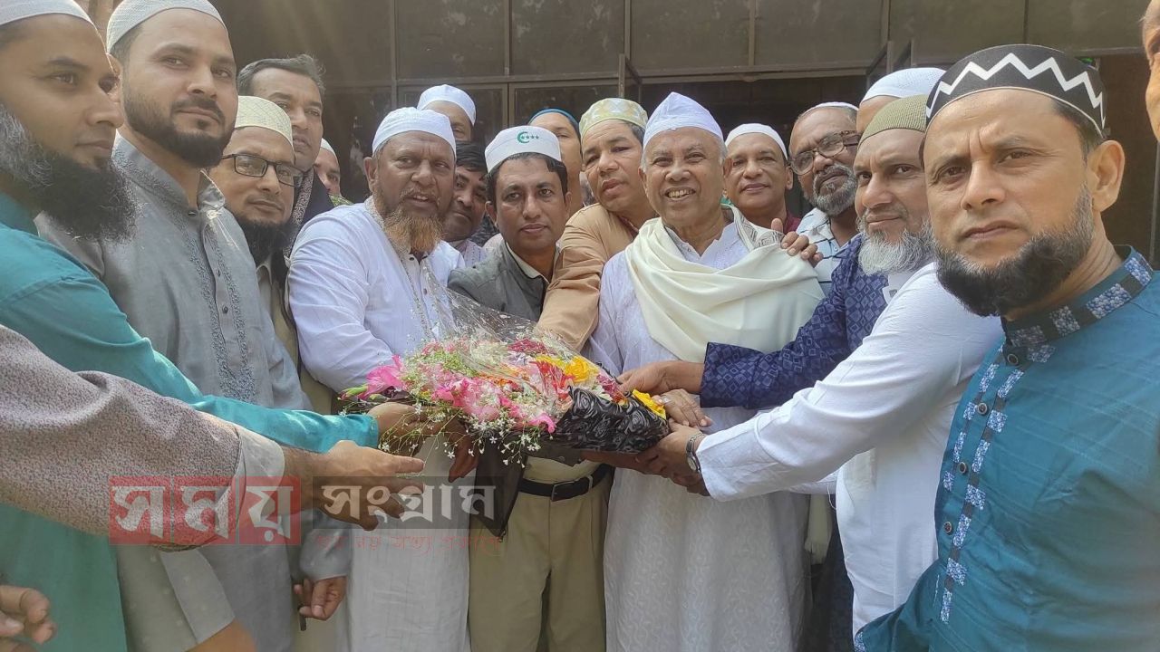 আনোয়ারা কাফকো হাউজিং সোসাইটি জামে মসজিদে জুমার নামাজ আদায় করলেন